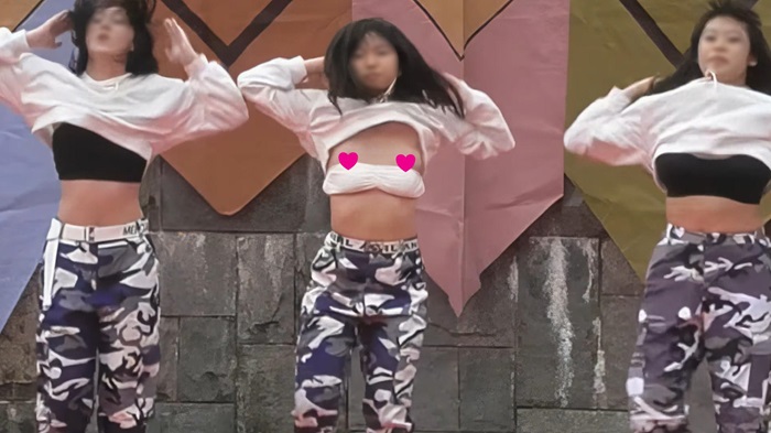 JKおっぱいポロリ盗撮